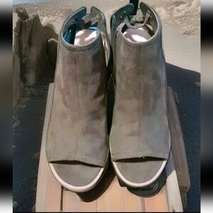 Lauren Conrad Suede Olive Green 9.5 Tie Ankle Boots Peep Toe Chunky Wide Heels